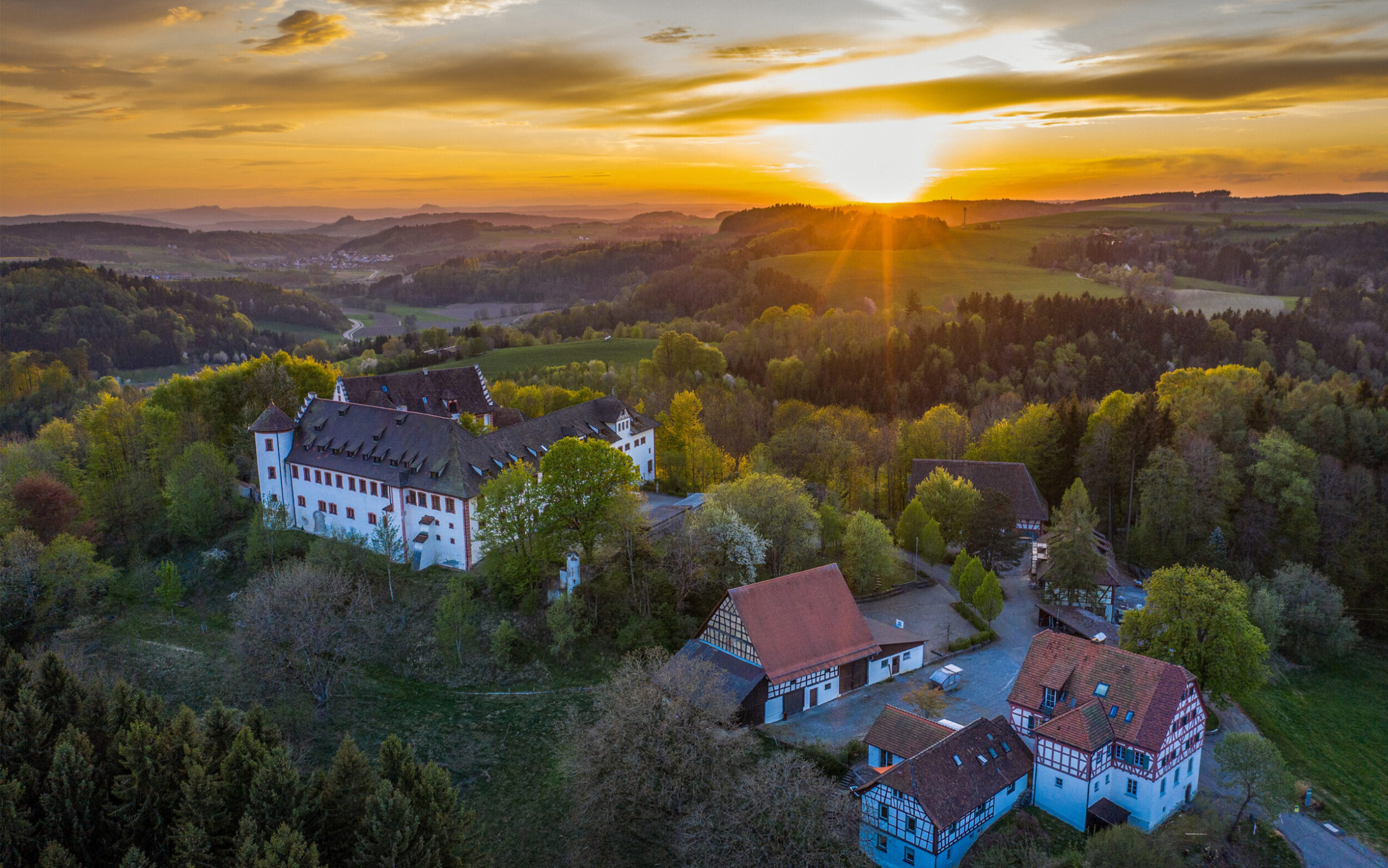 schloss hohenfels abendsonne urlaub.jpg.pagespeed.ce. 5jcjvamwy